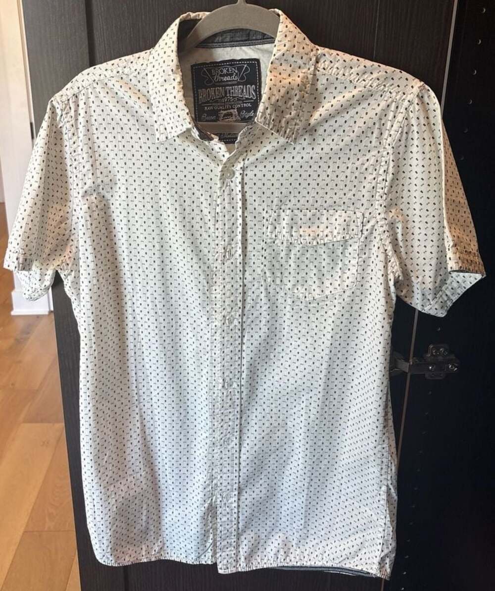 Broken Threads Men's Skull and Crossbones Print Short Sleeve Button Down Shirt S